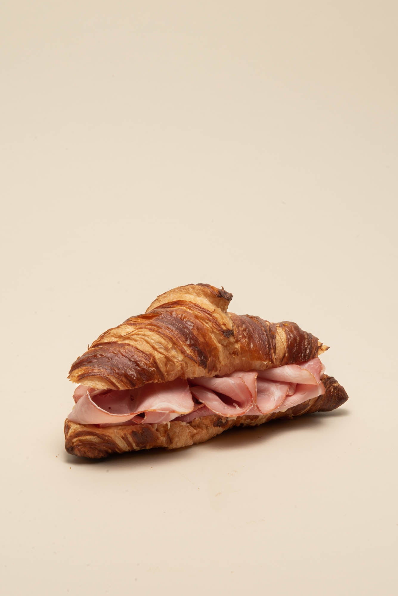 LAUGENCROISSANT MIT SCHINKEN